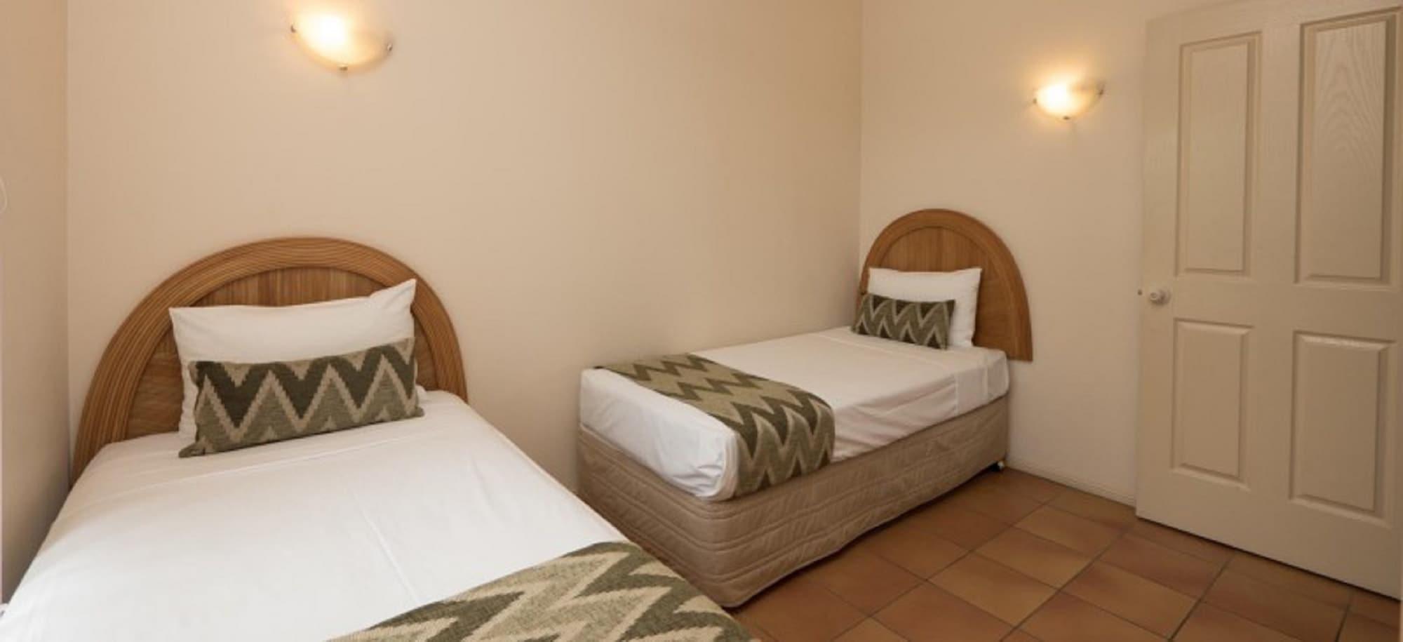 Tropic Towers Apartments Кэрнс Экстерьер фото